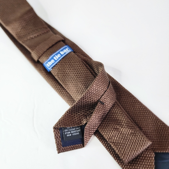 THE TIE BAR Elegant Brown Textured Men's Silk Tie - Picture 3 of 4